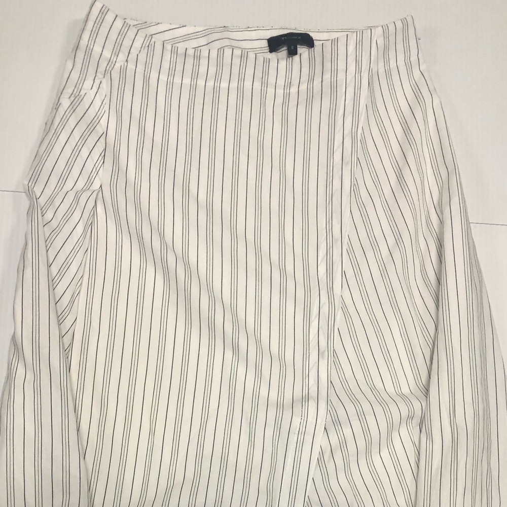 Theory white and black skirt with slit in front